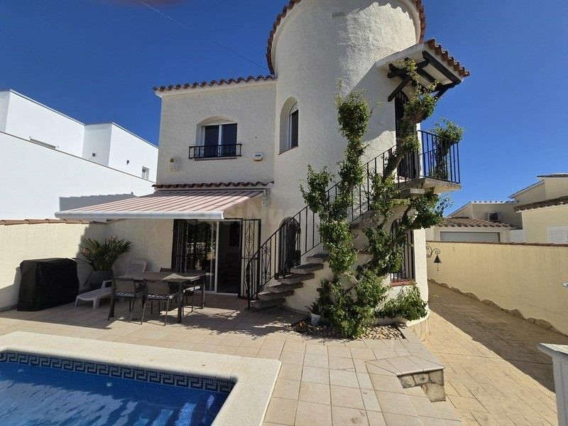 Casa con piscina y licencia turística - sector Peni