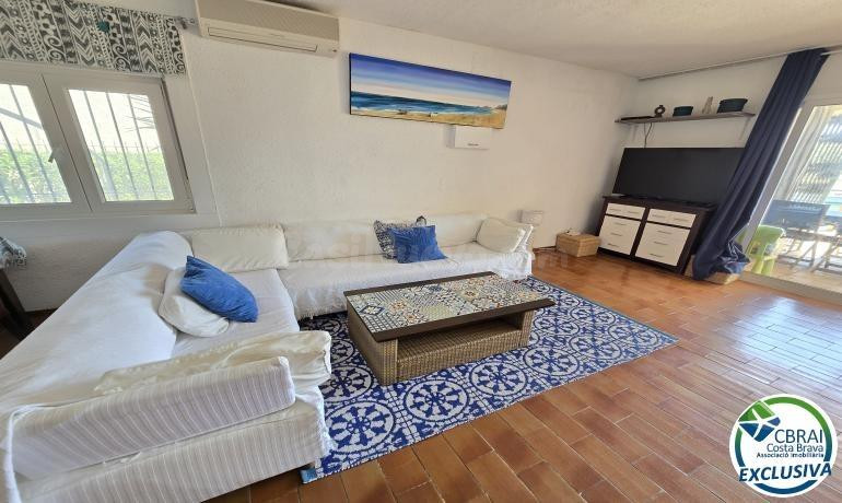 Gran amarre de 14x3,70m antes de los puentes con apartamento y parking