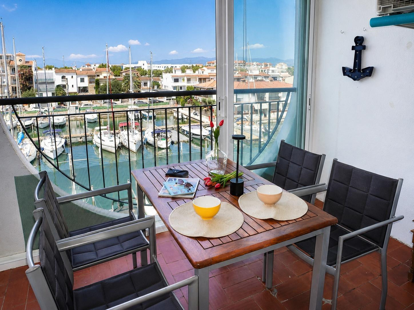 Apartamento con espectaculares vistas al canal, a 3 minutos de la playa de Empuriabrava