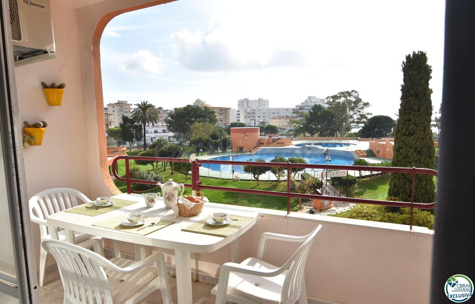Apartamento con licencia turística en Santa Margarita, Roses, con terraza y piscinas comunitarias