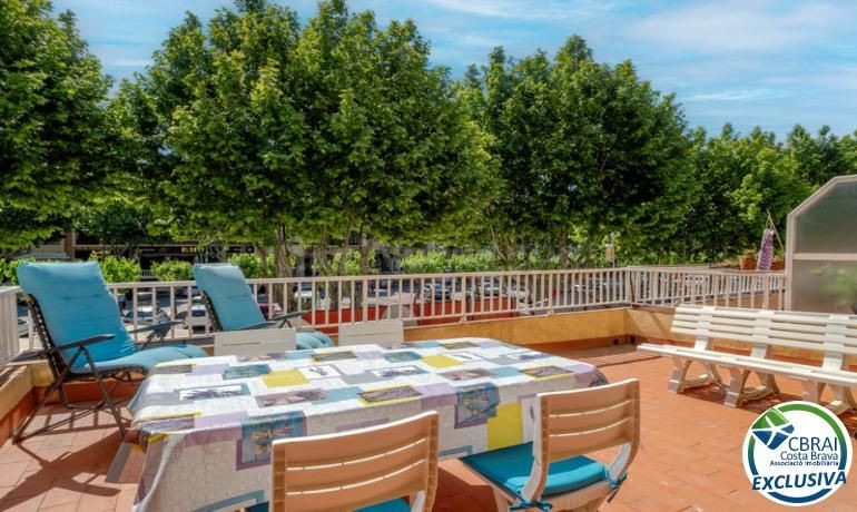 Precioso estudio reformado con gran terraza de 23m2 en el centro de Empuriabrava