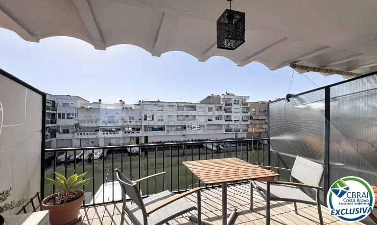 Apartamento con vistas al canal, terraza y parking en Empuriabrava