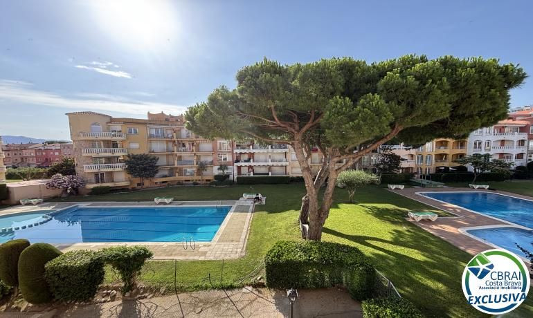Apartamento con terraza y piscina en Empuriabrava