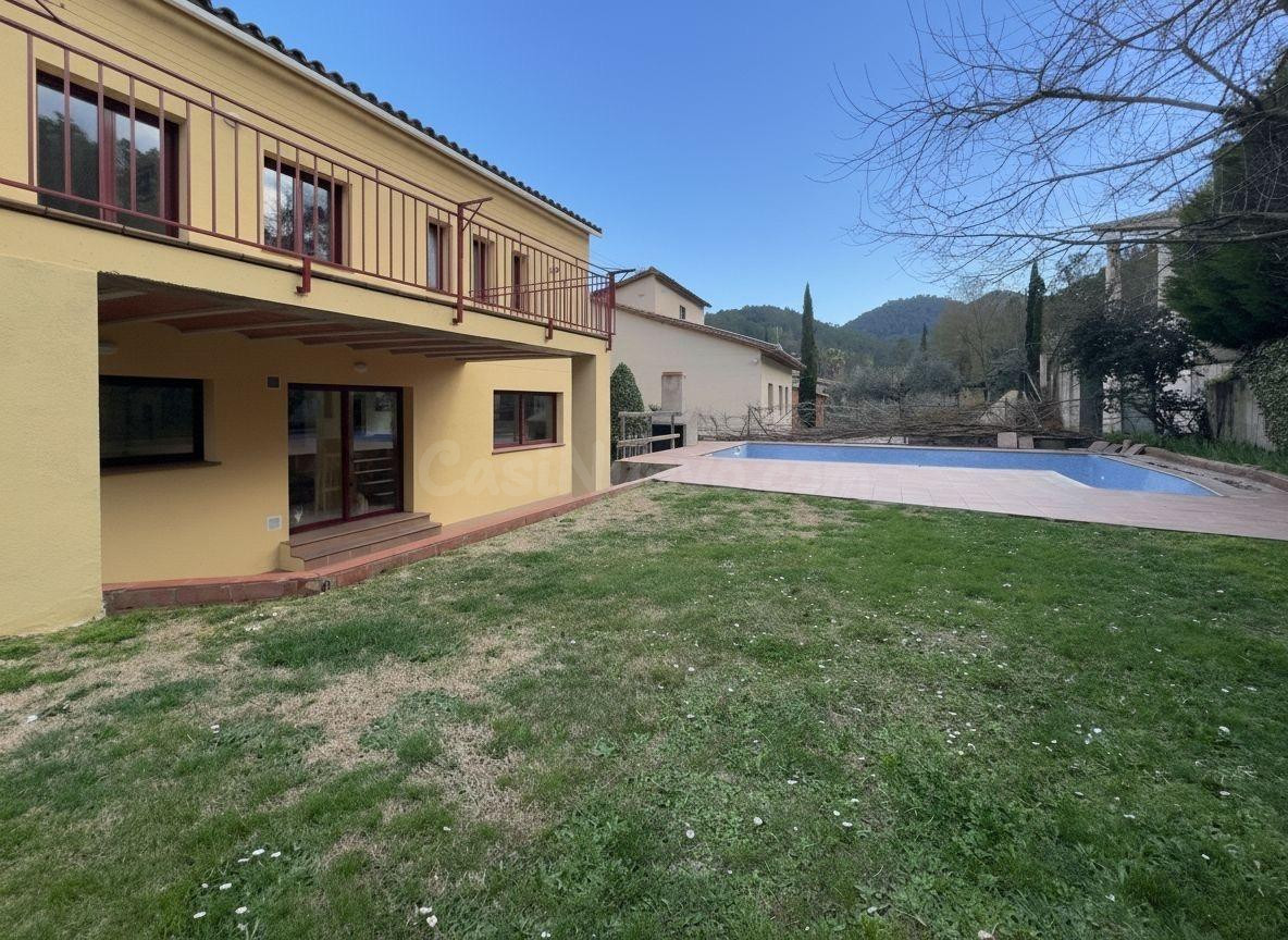 Casa de 5 habitaciones con piscina, jardín y licencia turística
