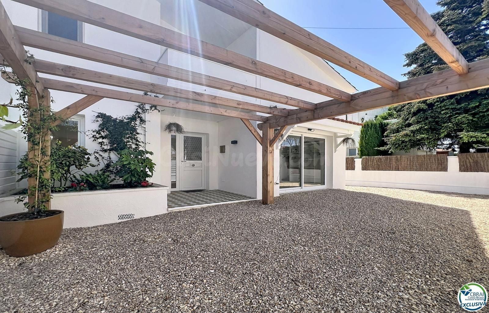 Casa renovada con 5 habitaciones y licencia turística en Empuriabrava, sector Peni.