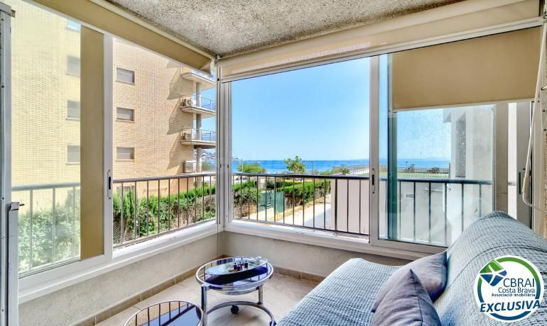 Apartamento en primera línea de mar con vistas en Salatar, Roses
