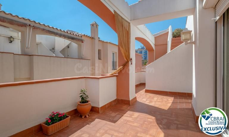 Appartement situé sur la troisième ligne de mer avec piscine, jardin et parking