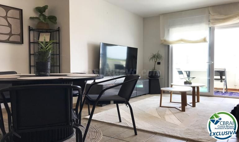 Apartamento de 3 habitaciones con piscina y aparcamiento privado en Santa Margarita Roses