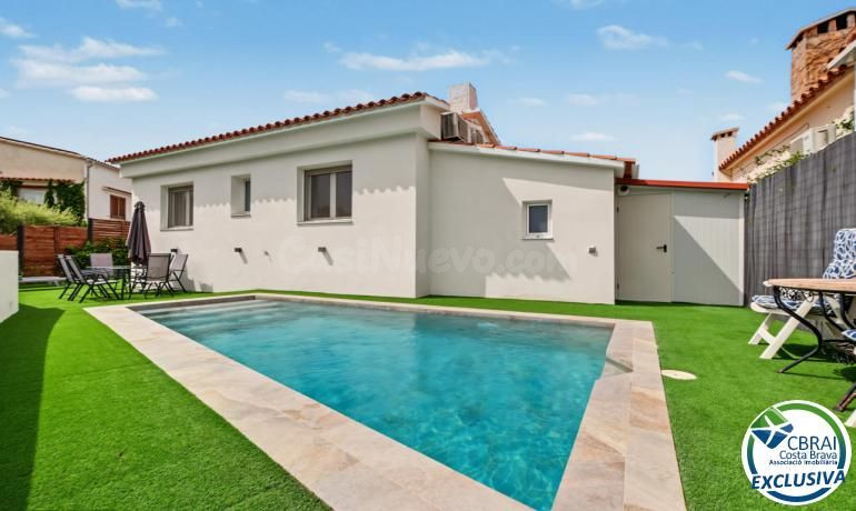 Casa con licencia turística, piscina y vistas a la bahía de Roses