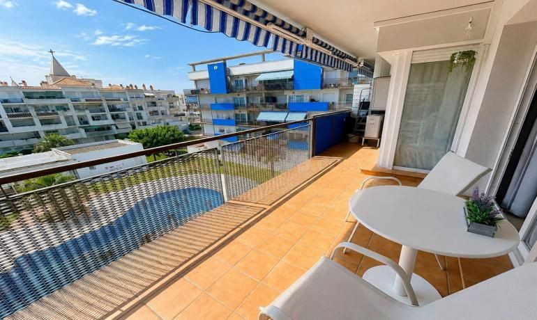 Apartamento con piscina, amplia terraza y parking en Santa Margarida (Roses)