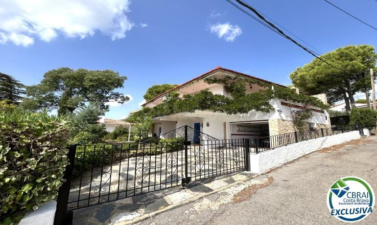 Casa en Llançà con licencia turística, vistas al mar y a pocos metros de la playa.