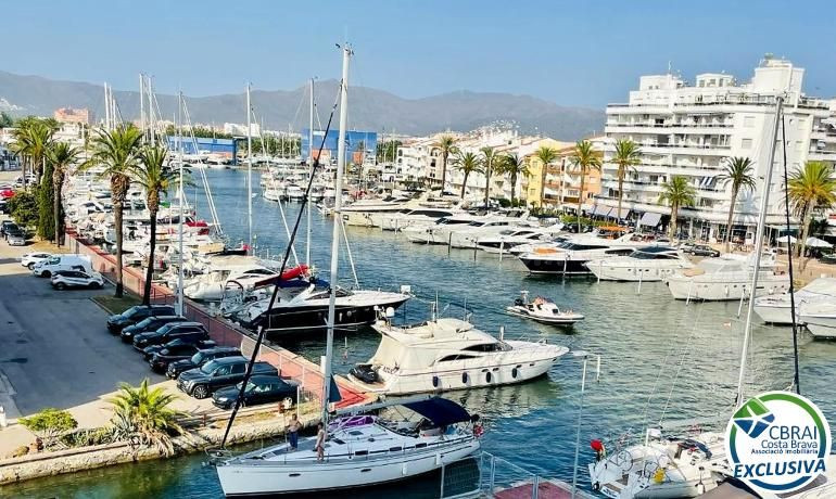 Apartamento totalmente renovado con terraza y espectaculares vistas al canal y al mar, en una de las zonas más buscadas