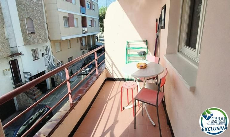 Piso reformado con gran terraza y vista lateral al canal