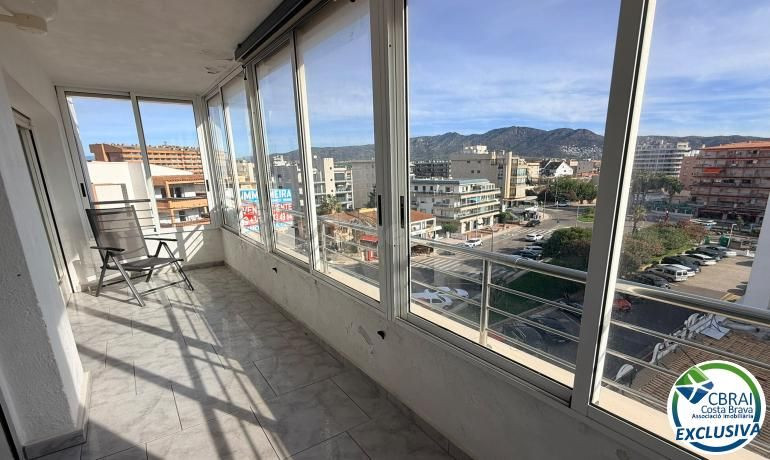 Primera línea, vista al mar, parking, piscinas y jardines sobre la playa.