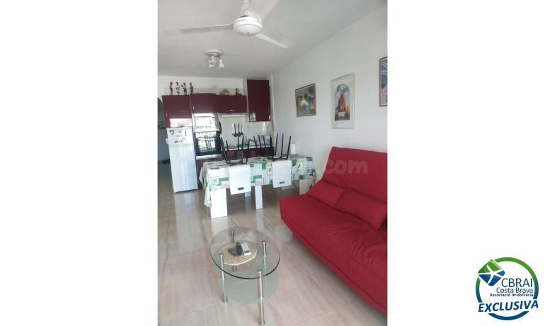 Apartamento agradable junto al lago San Maurici, con bonitas vistas al canal, piscina y jardines comunitarios.