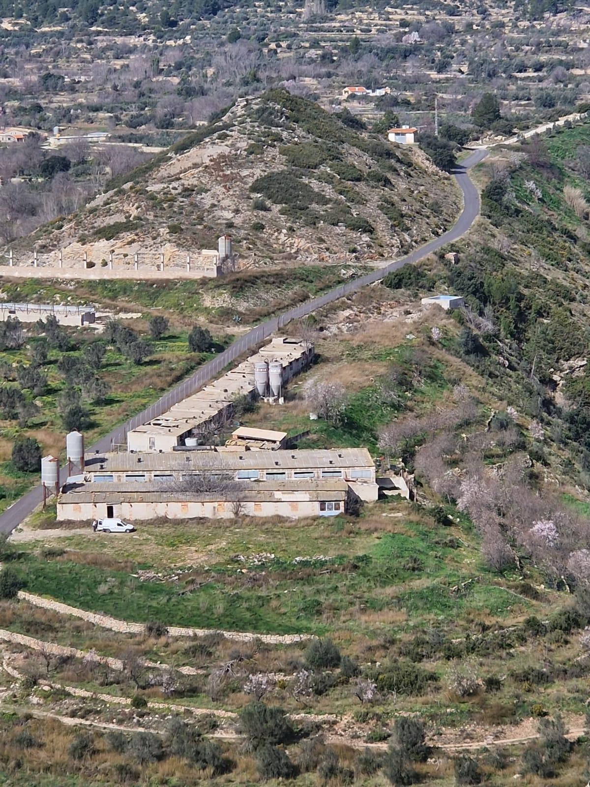 Gran Finca Rústica en Jérica: 7.000 m2 con amplias naves, ideal para proyectos agrarios