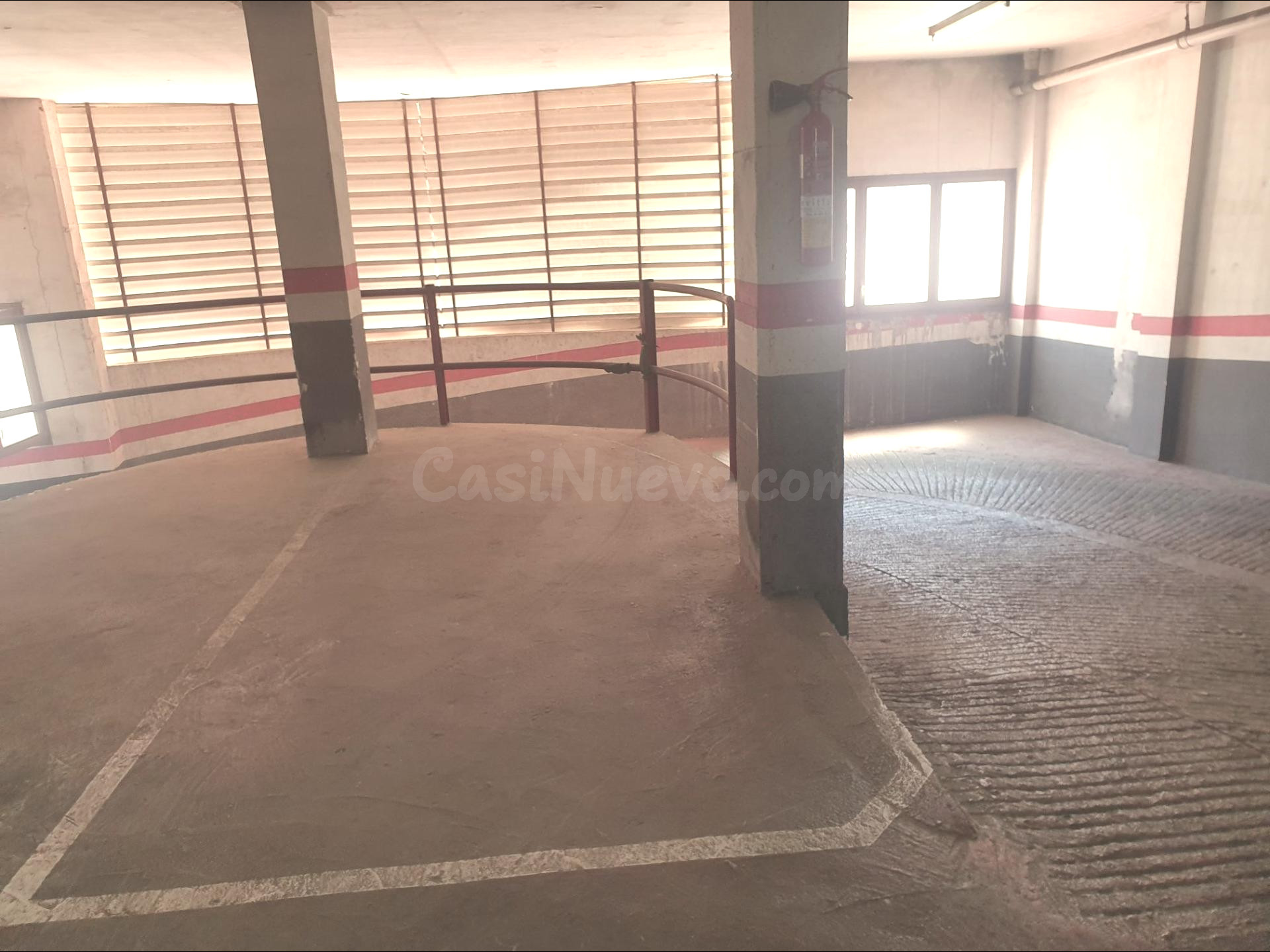 PLAZA DE APARCAMIENTO PARA COCHE MEDIANO-PEQUEÑO. FRENTE A PLAZA DE SANTA MADRONA