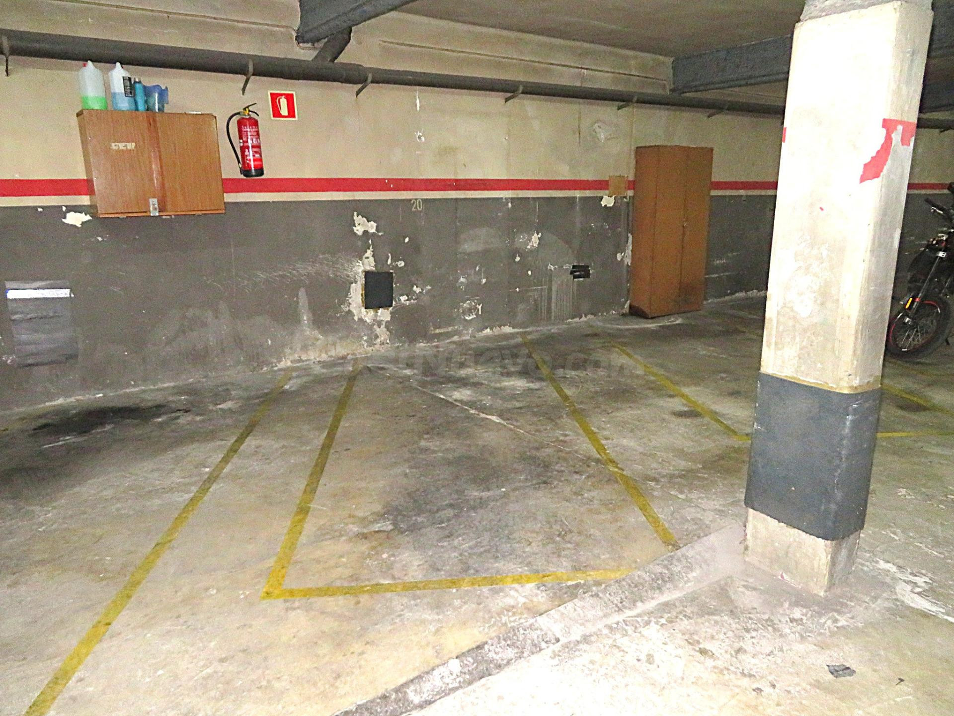 PLAZA DE APARCAMIENTO EN CALLE TAMARIT. A 3 MINUTOS DEL AMBULATORIO DE MANSO