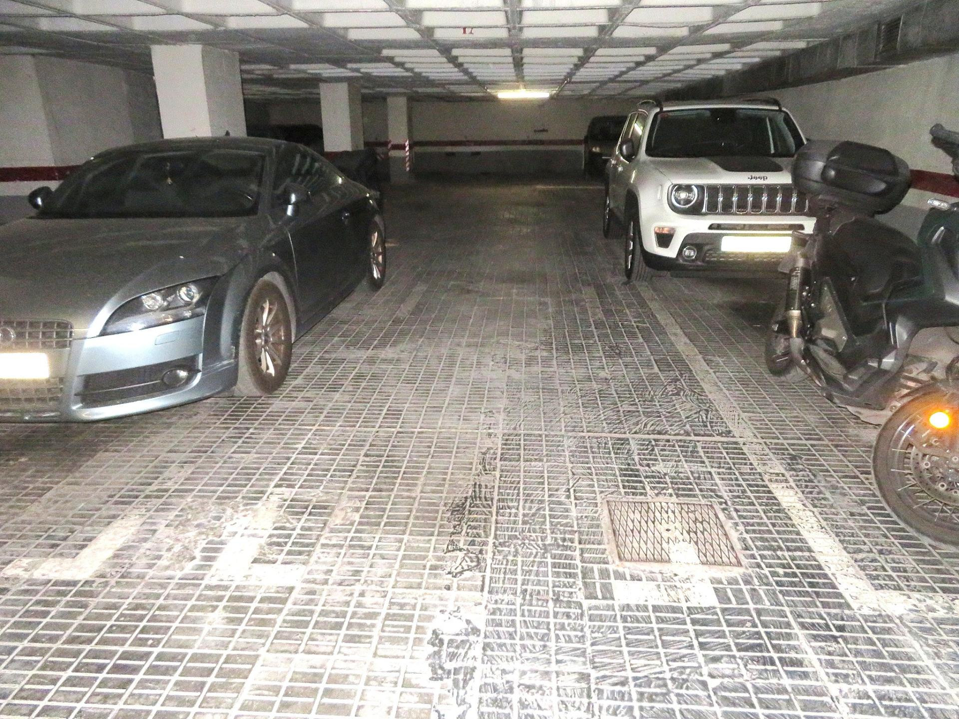 PLAZA DE APARCAMIENTO DOBLE EN CALLE VILADOMAT CON CALLE TAMARIT