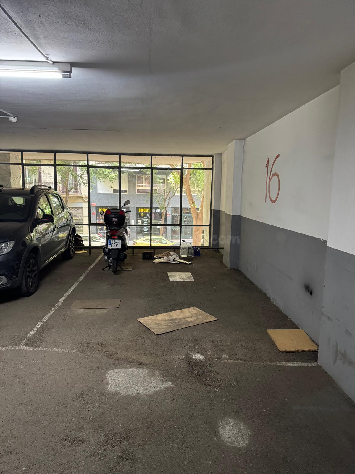 PLAZA DE PARKING EN VENTA PARA COCHE MEDIANO EN LA CALLE TAMARIT