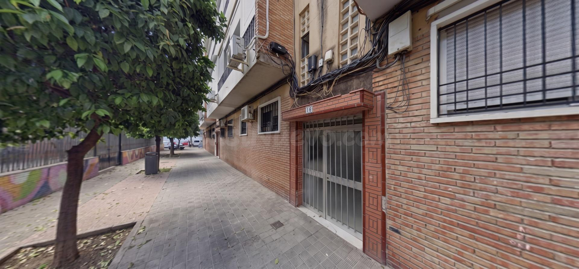 Inmueble Ocupado-Sin Posesión. Piso en venta en Bda. Huerta de Santa Catalina (Sevilla)
