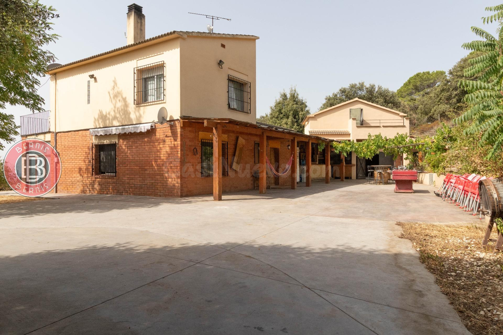 Xalet independent amb més de 12.000 m2 de terreny als Hostalets de Pierola