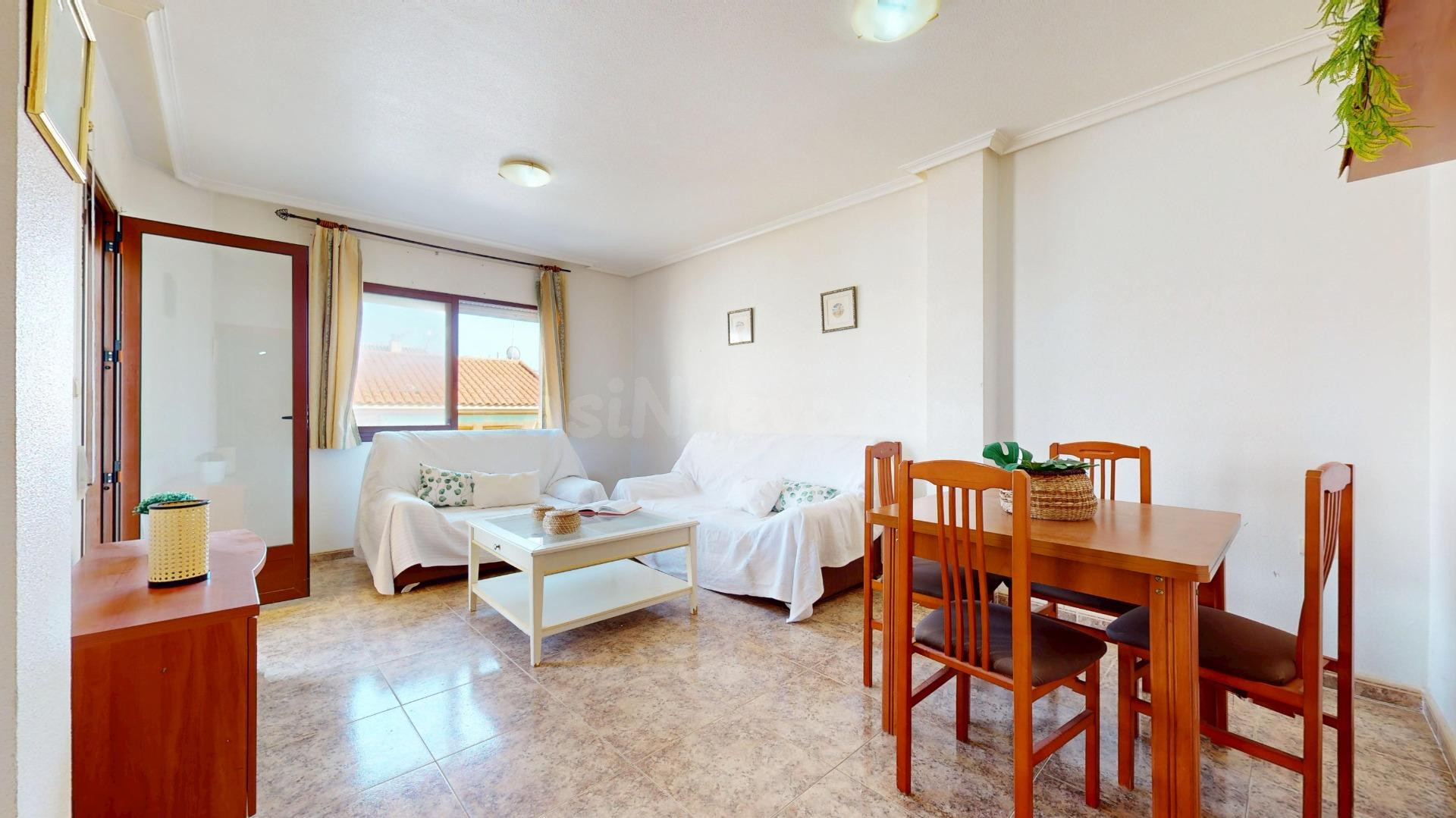 Piso amplio, luminoso  de 3 dormitorios,  con patio  a unos metros   de la playa en Torre Horadada