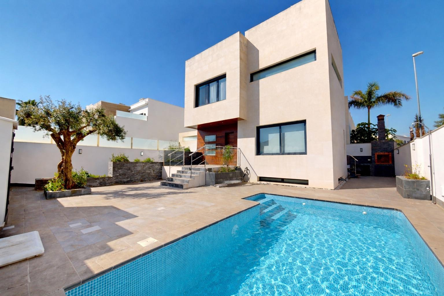 Villa de lujo en Pilar de la Horadada con piscina privada, solárium de 120 m2 y garaje XXL