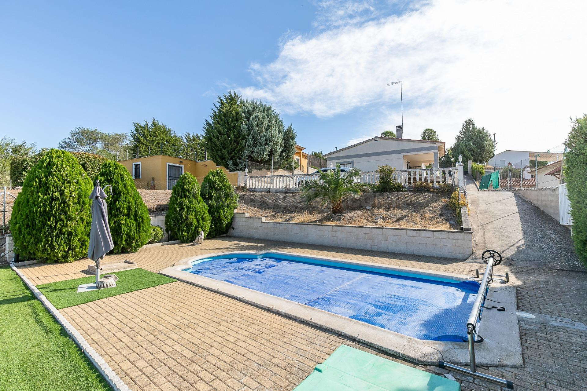 CHALET INDEPENDIENTE CON PISCINA Y PARCELA DE APROX. 1.200 M2 EN URBANIZACIÓN EL BALLESTAR – BARAJAS DE MELO (CUENCA)
