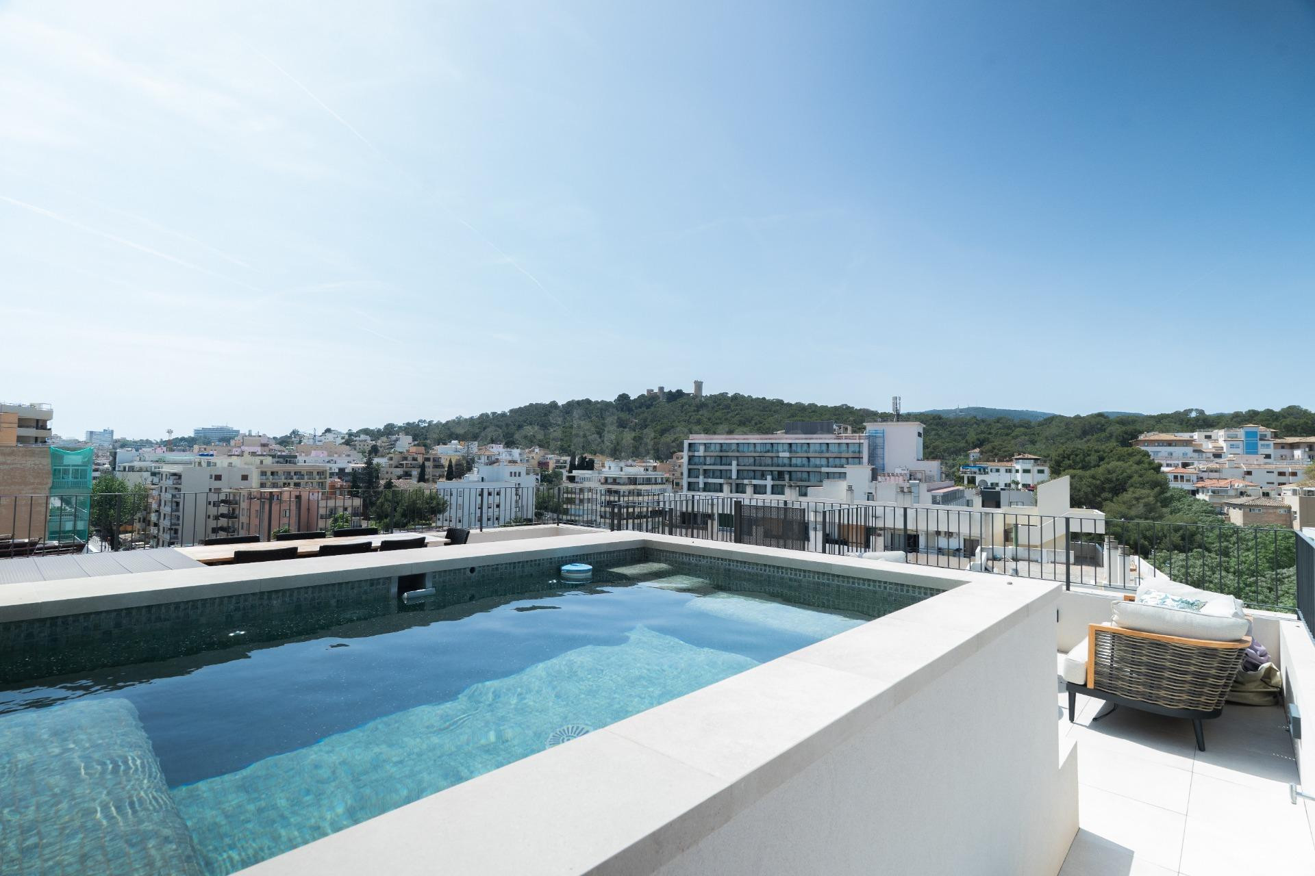 Ático de obra nueva de 2 dormitorios con vistas al mar y piscina en azotea