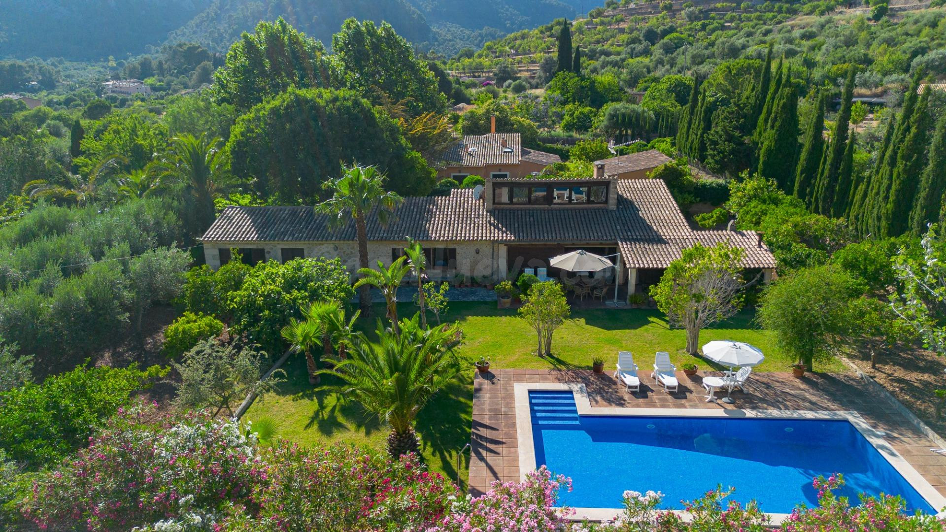 Exclusiva finca de categoría en Bunyola | 320 m2, piscina, olivar, jardín y vistas privilegiadas