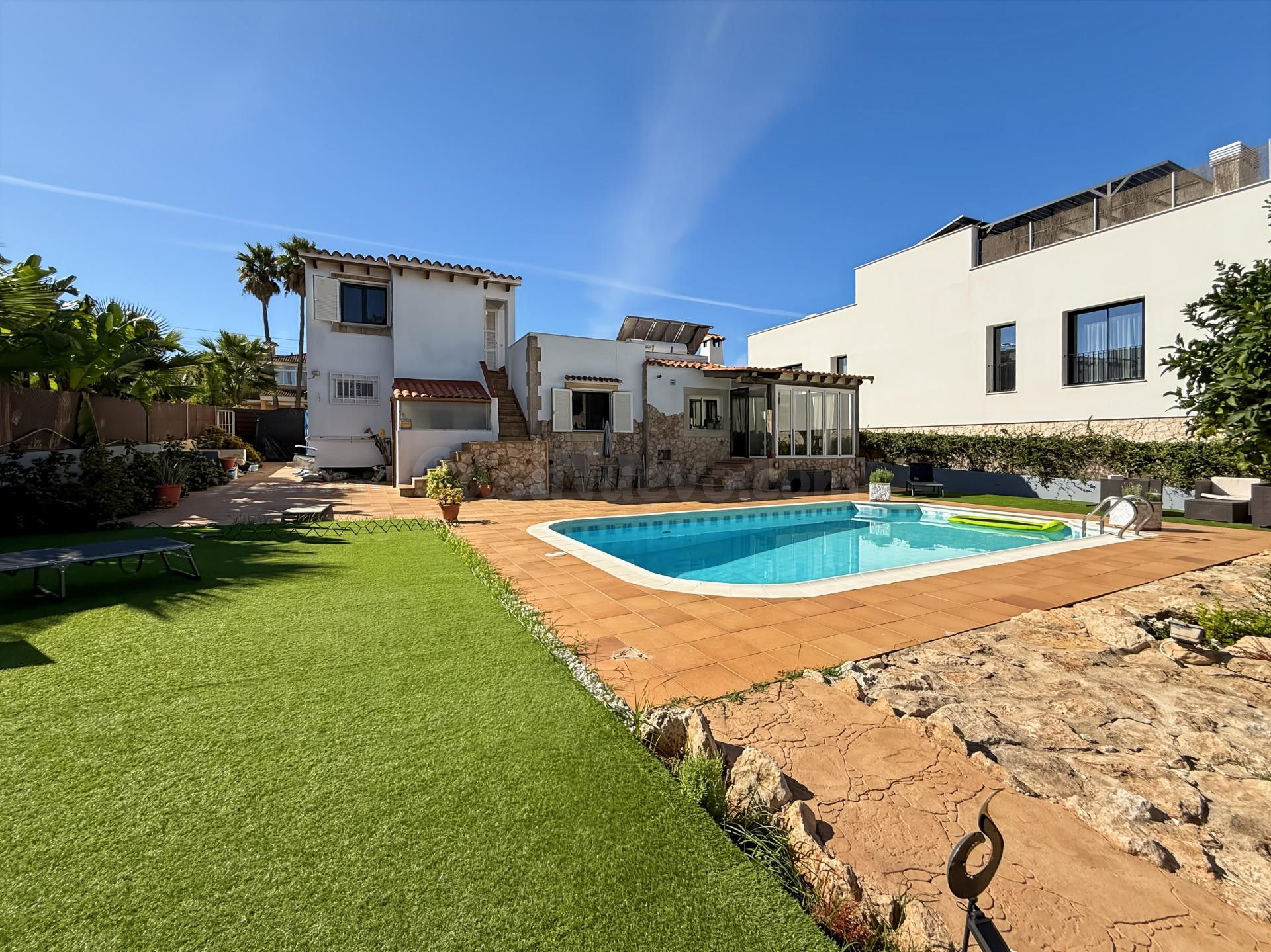 Chalet independiente con piscina, apartamento anexo y placas solares en Badia Blava