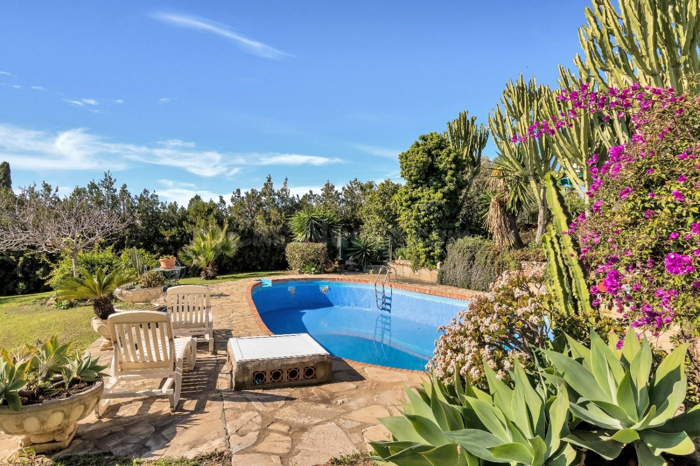 Oportunidad de Inversión, dos casas “hermanas” con gran jardín en Atalaya Golf, Estepona.