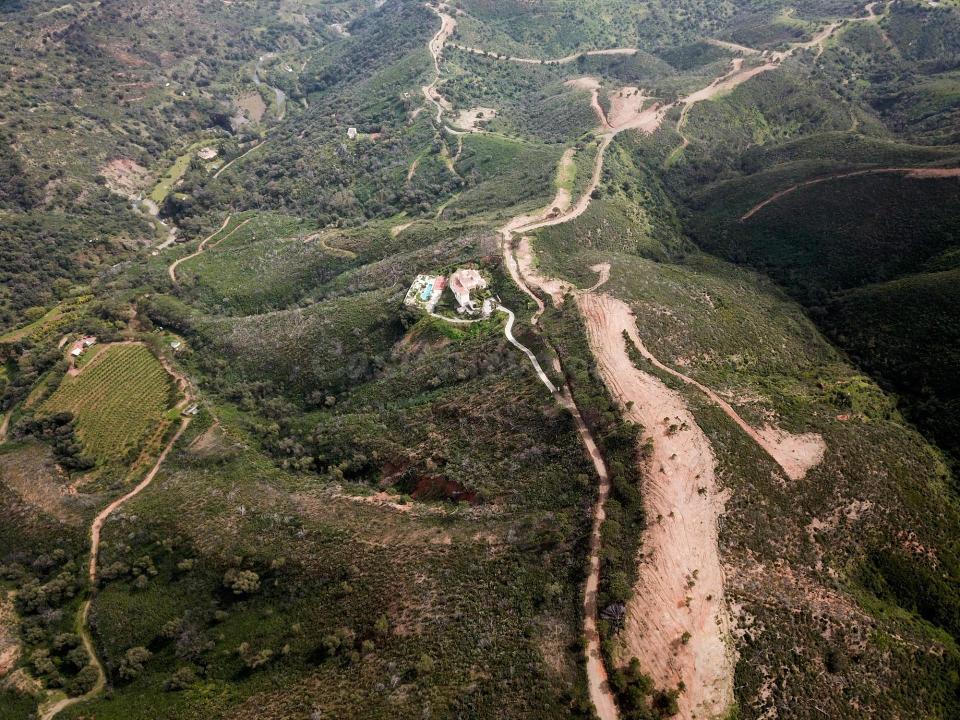 Exclusiva finca rústica en Estepona – 59 hectáreas de privacidad, naturaleza y alto potencial de inversión.