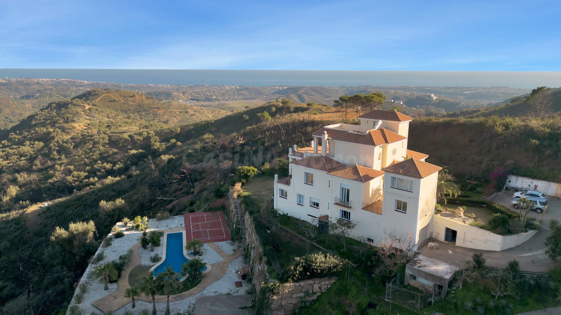 Espectacular Villa en Gran Parcela con Vistas Panorámicas al Mar – Forest Hills