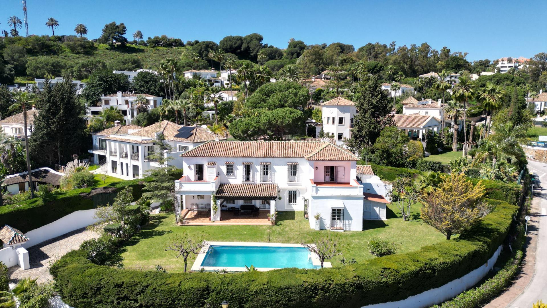 Nueva en el mercado, Exclusiva: Villa independiente en venta en Nueva Andalucía, Marbella – Ubicación privilegiada y