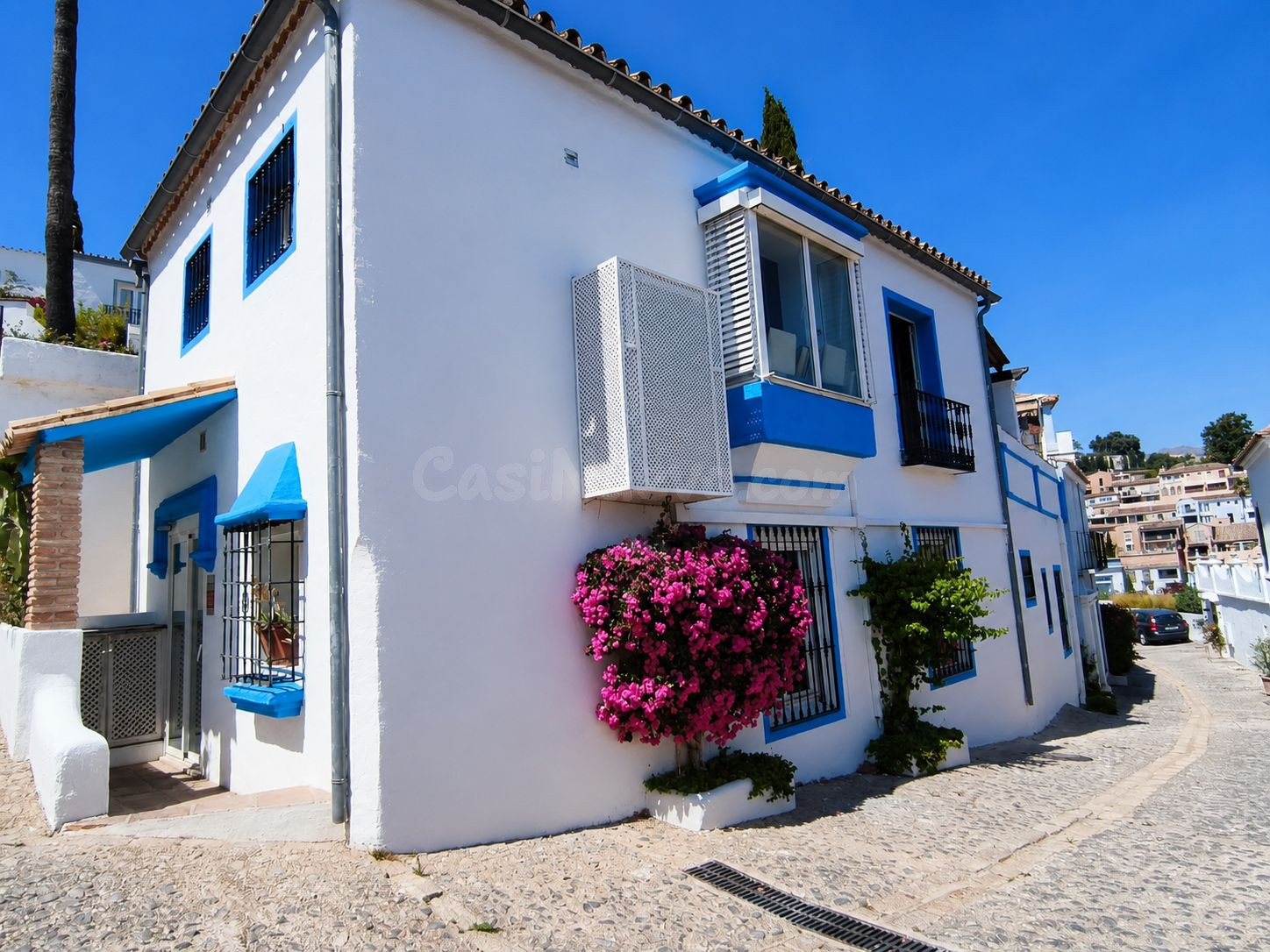 Encantadora casa adosada con vistas panorámicas al mar en La Heredia, Benahavís.