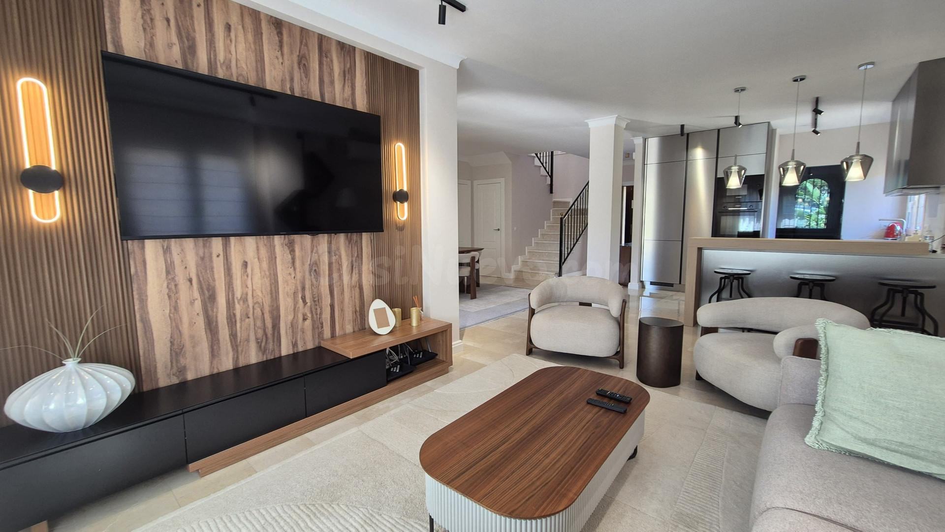 Elegancia mediterránea y diseño contemporáneo en Riviera del Sol