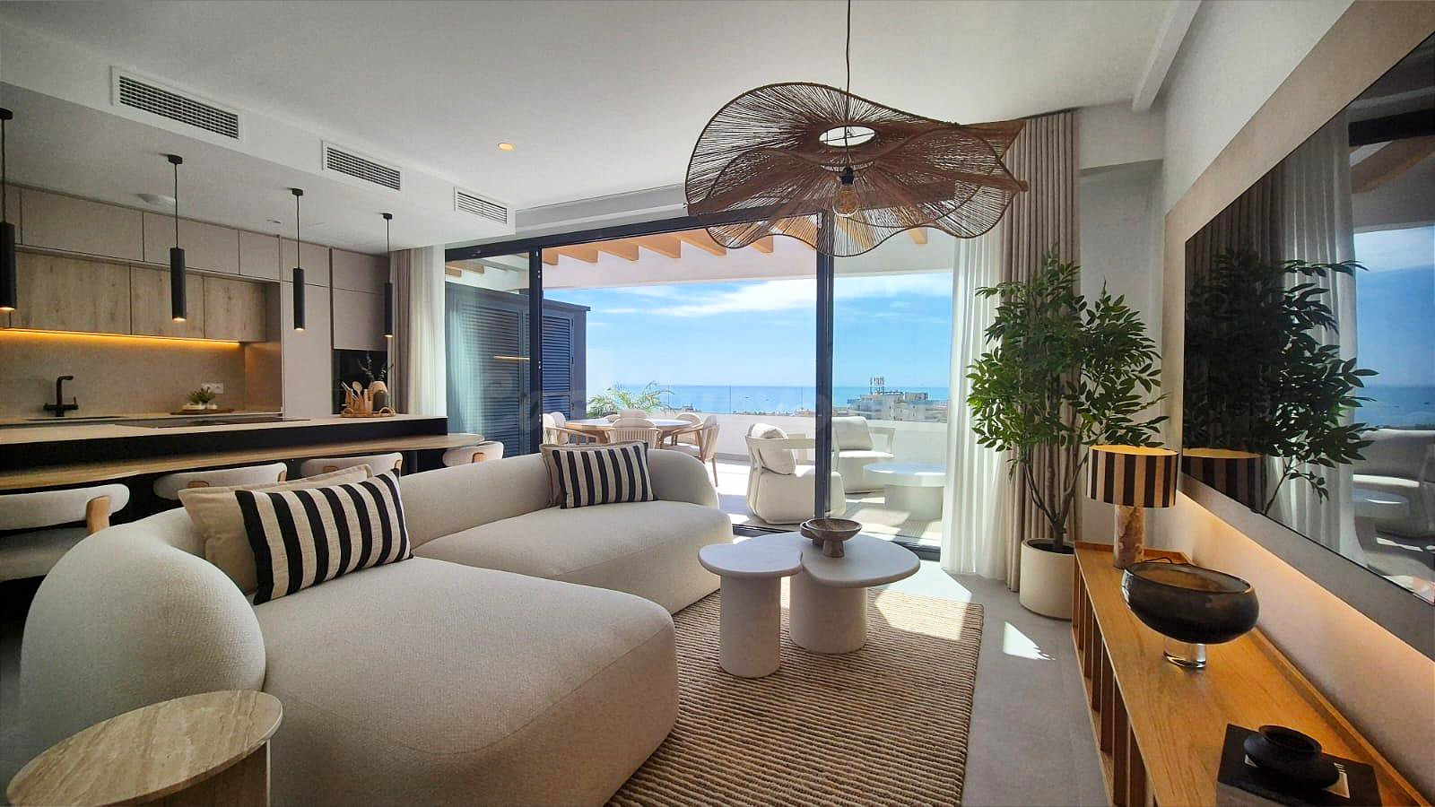 Ático de diseño con gran solárium y vistas al mar en Montemar, Torremolinos