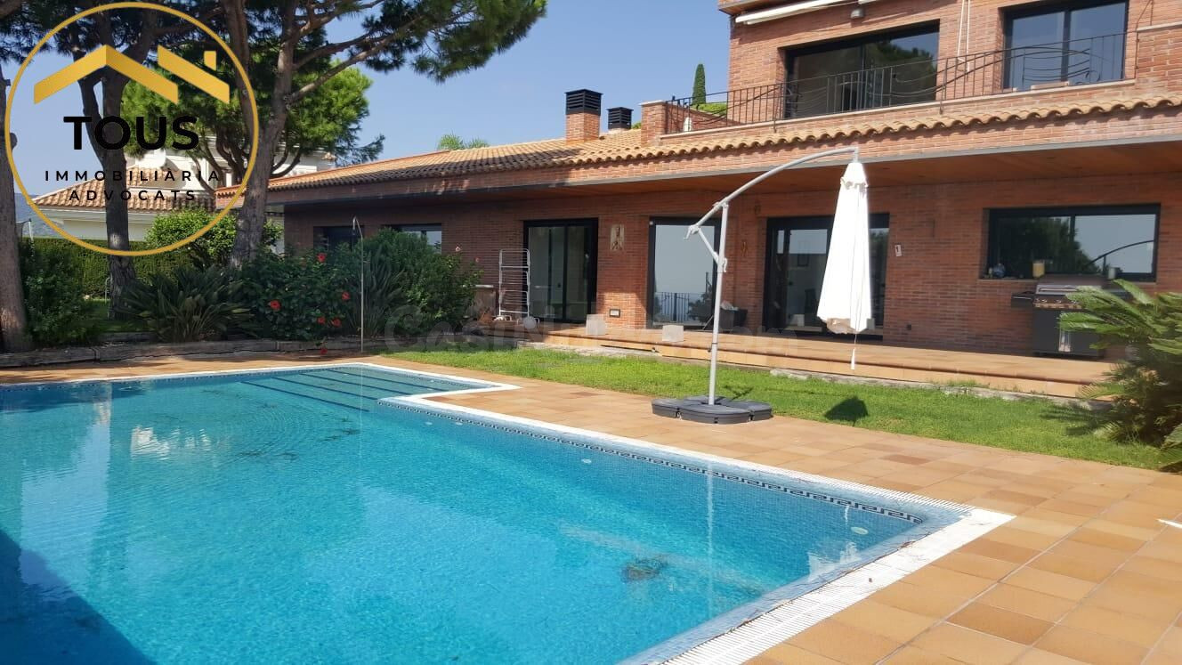 EXCLUSIVA CASA A 4 VIENTOS CON PISCINA Y VISTAS PANORÁMICAS  - foto 4