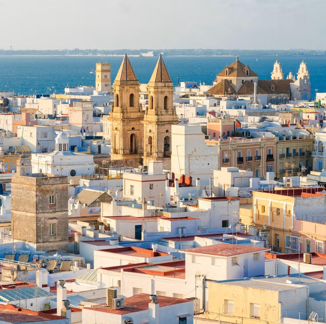 Lienzo en Blanco en Planta Baja: Tu Proyecto a Medida en el Centro de Cádiz (105m2)