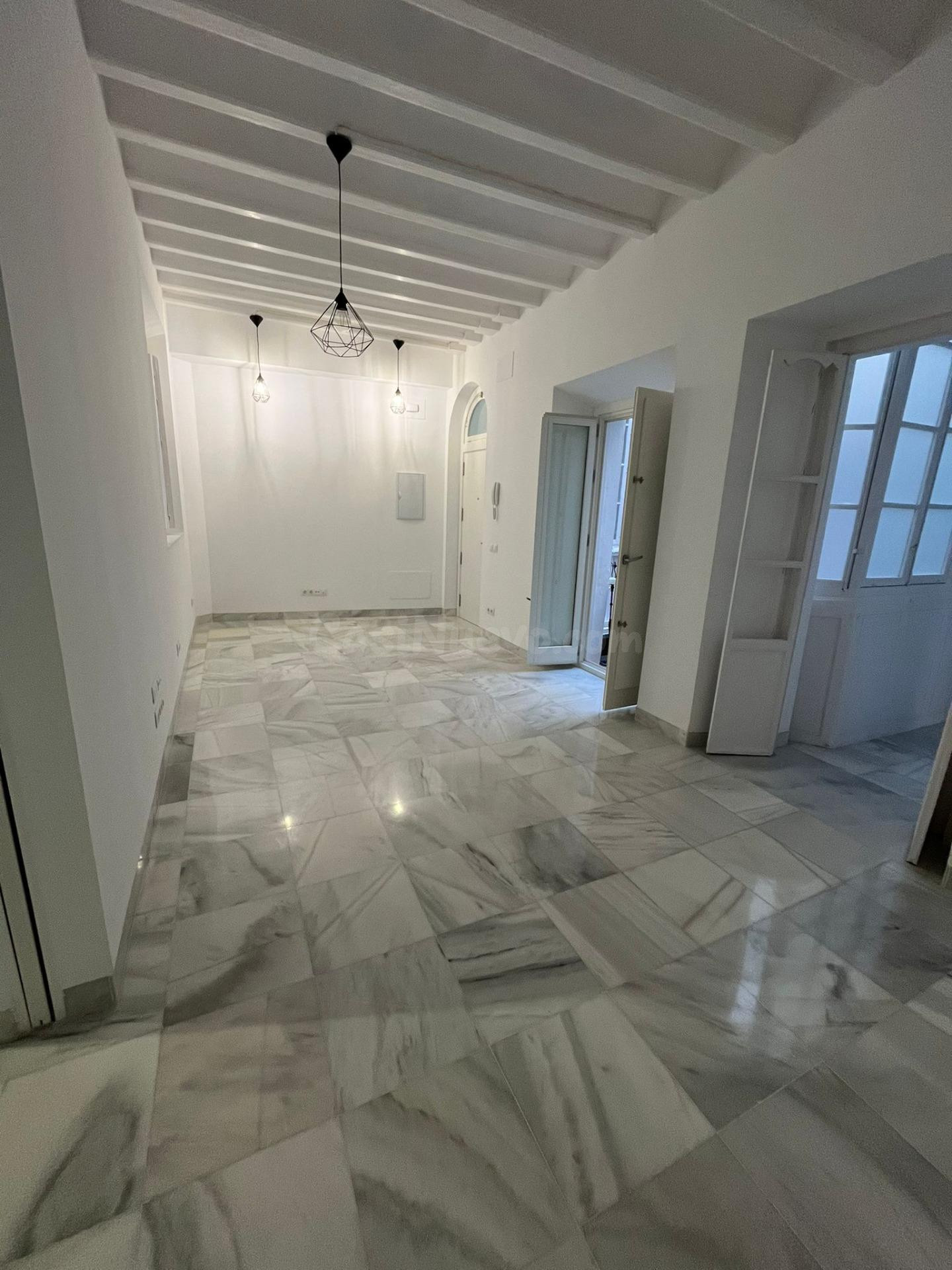 SE ALQUILA AMPLIO PISO DE 1 DORMITORIO EN EL CENTRO