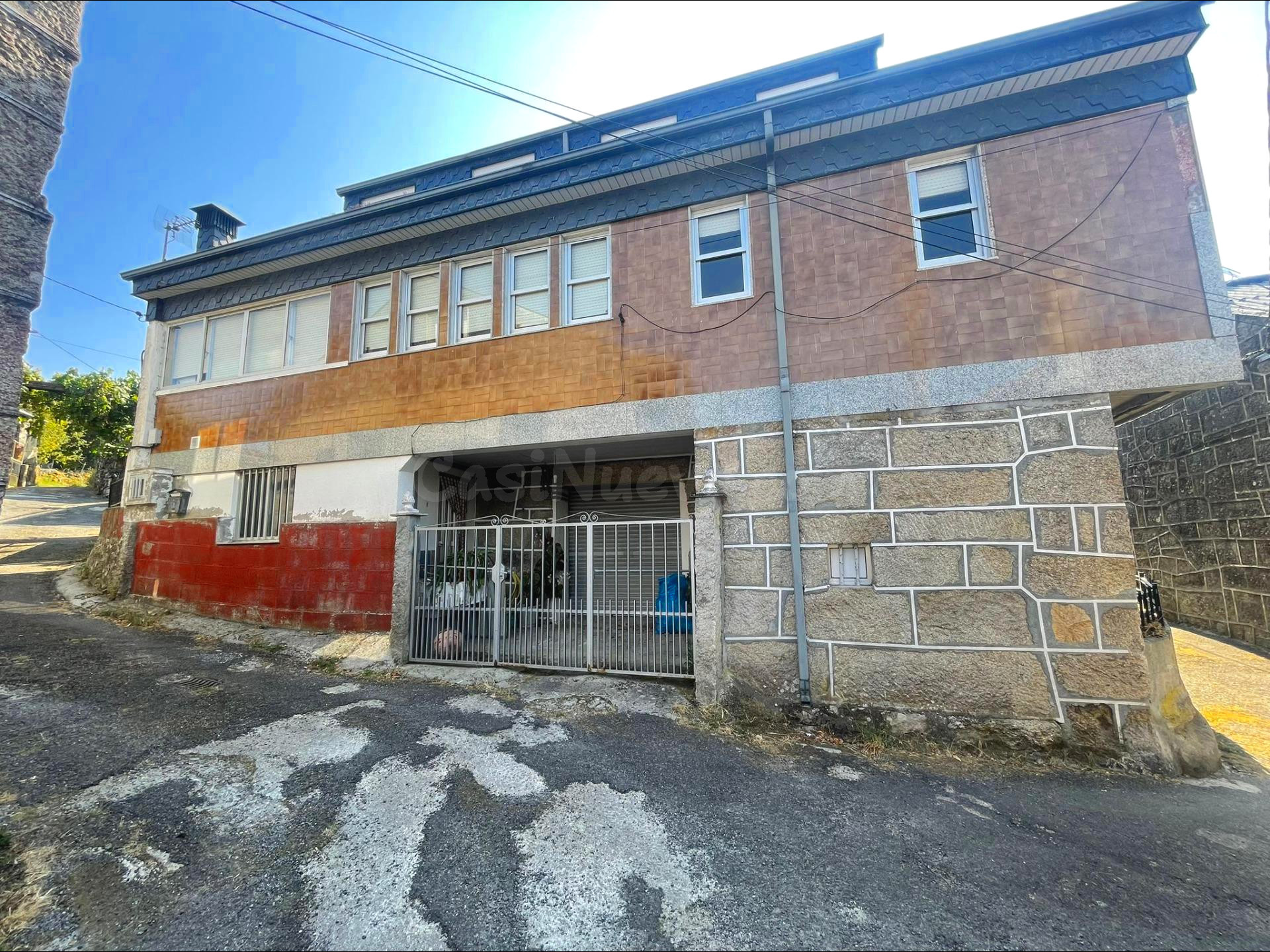 SE VENDE CASA EN BARROSO, MUNICIPIO DE AVION.