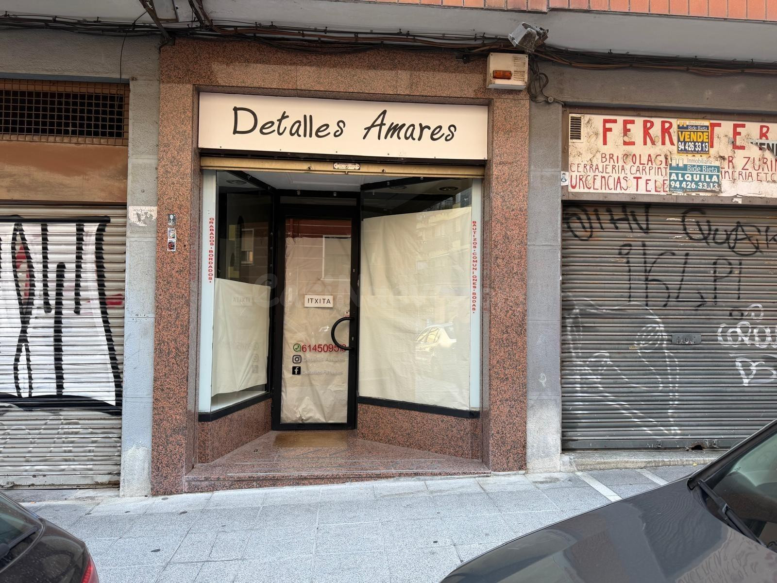 Gran local comercial en 3 plantas en C/ Nafarroa (Centro de Basauri) – Múltiples cabinas y escaparate doble | MUGAIRE