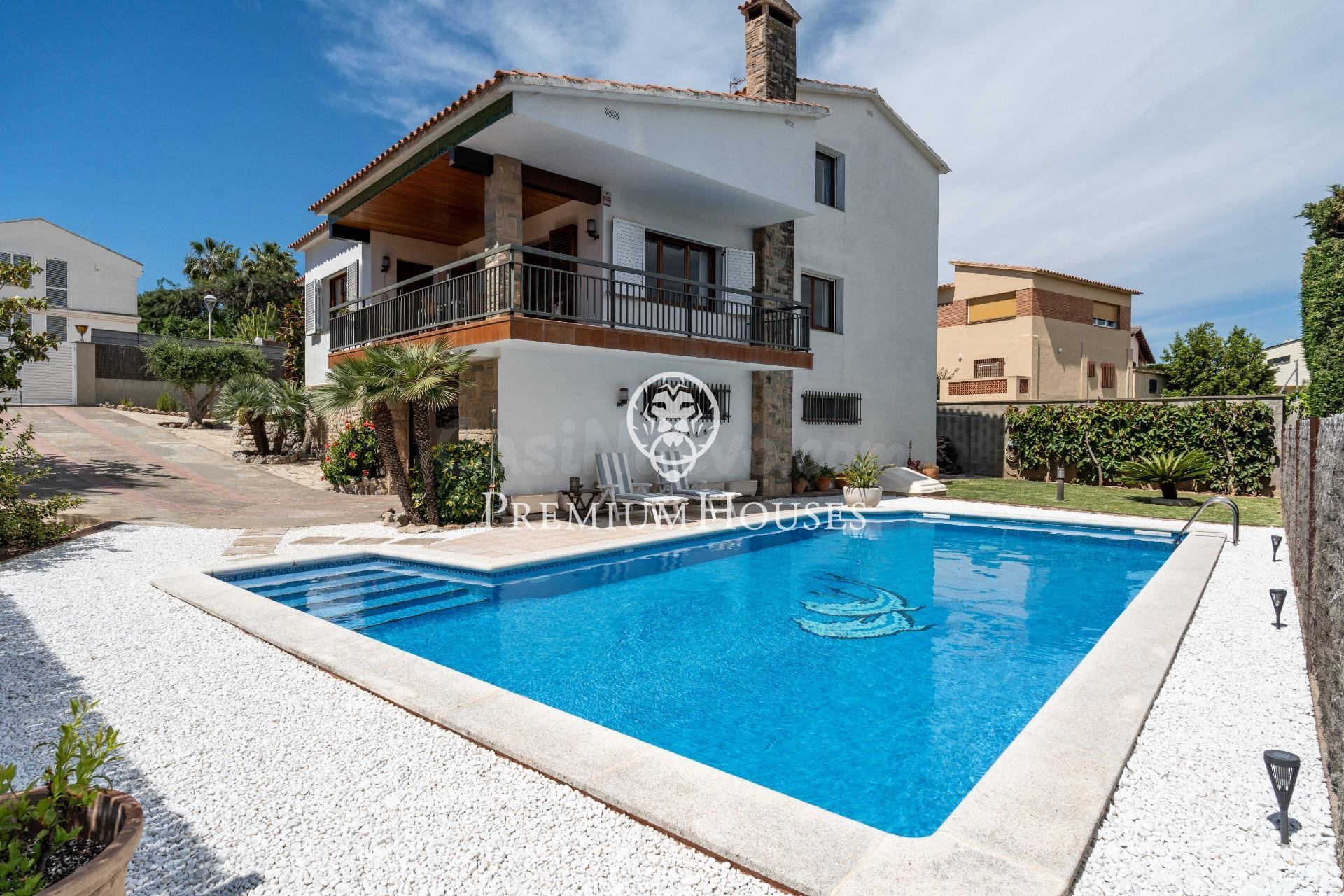 Casa independiente con piscina y jardín en l'Aragai