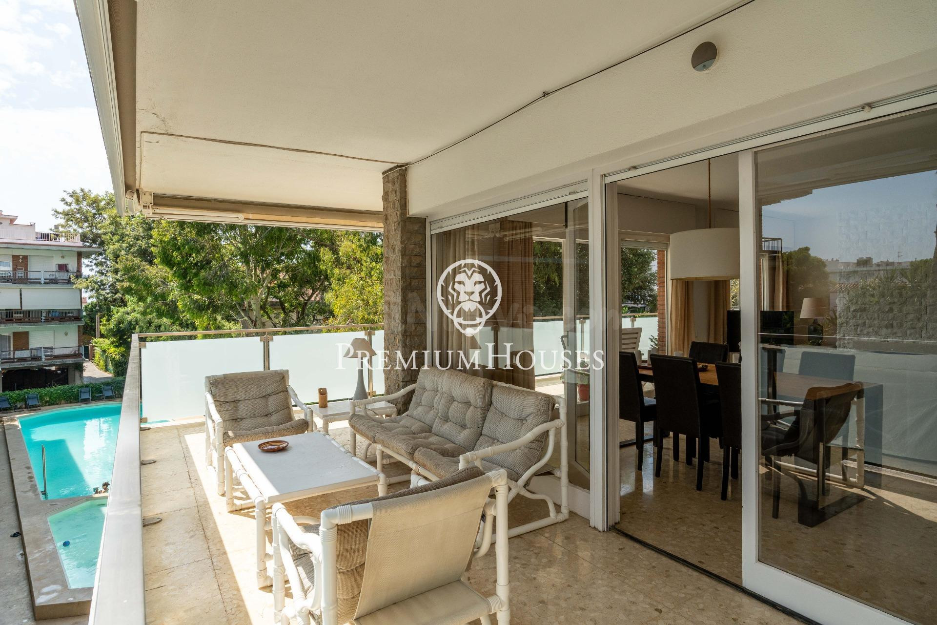 Piso esquinero con piscina comunitaria en el Vinyet