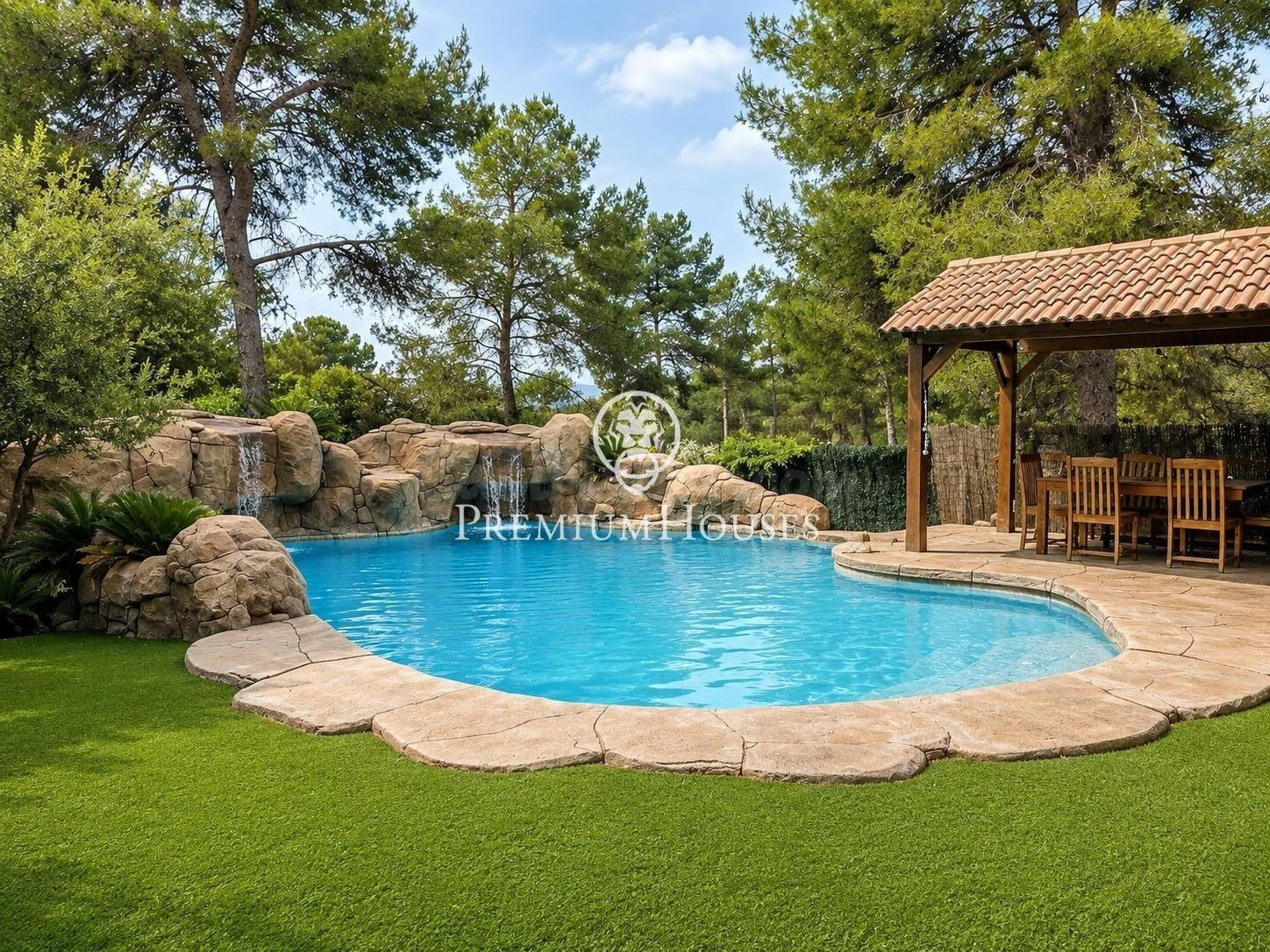 Casa independiente con piscina en Begues Park
