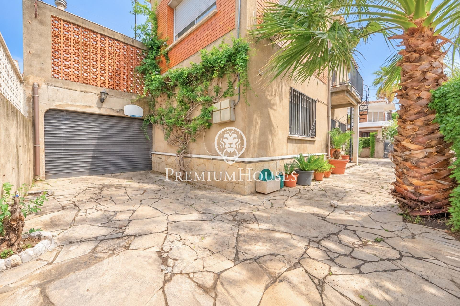 Casa con jardín en el centro