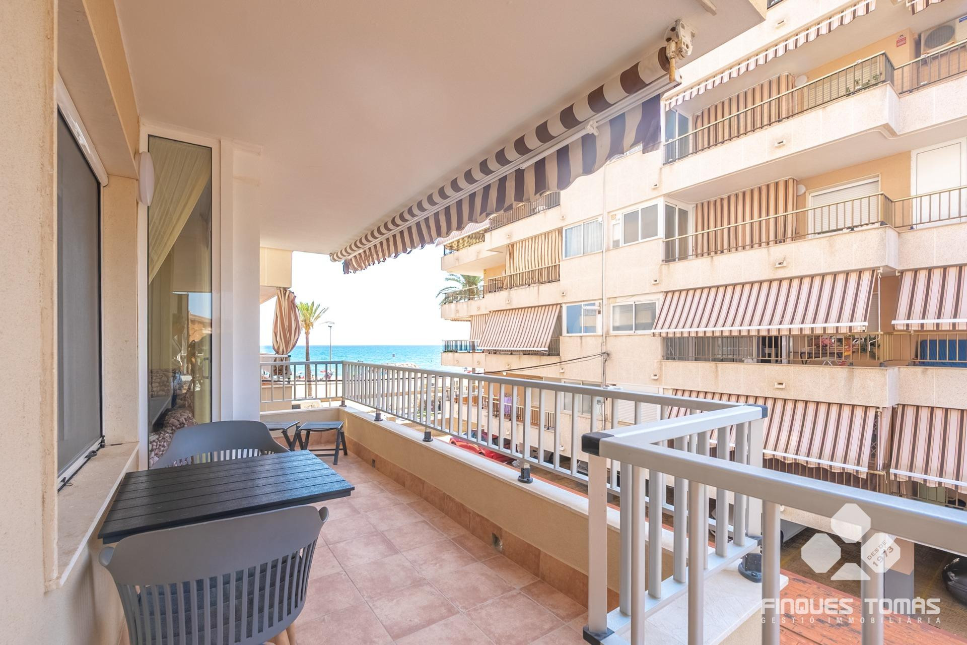 Moderno piso con balcón y vistas al mar en Cunit