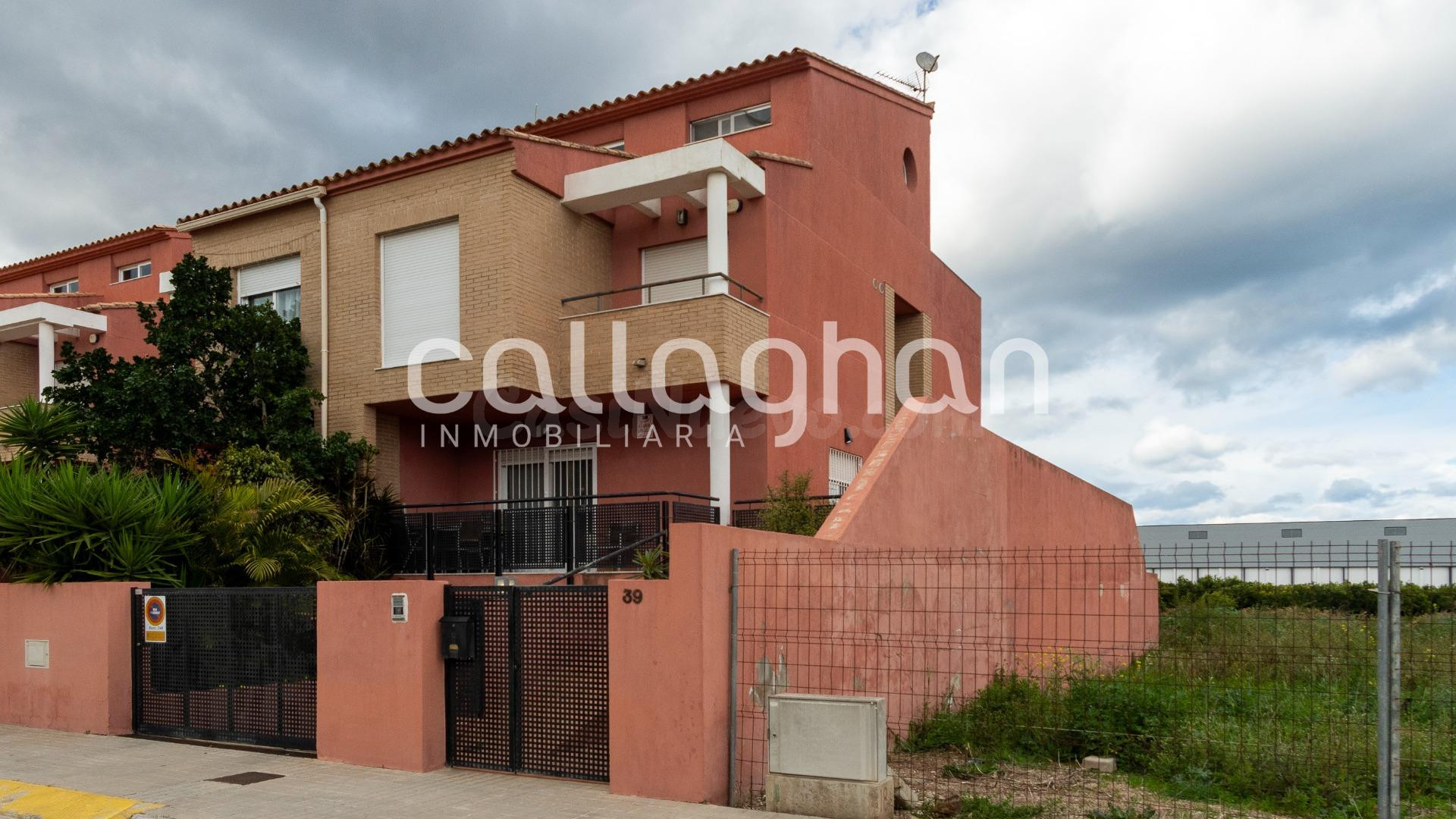 Espectacular casa en Real de Gandia: 3 entradas, buhardilla, piscina y gran zona industrial.